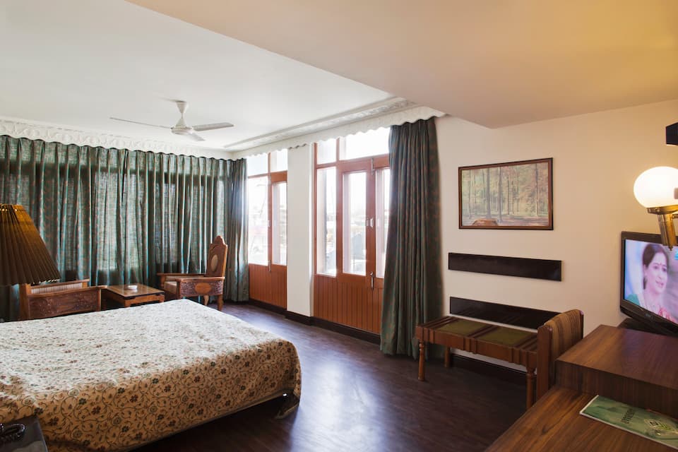 Lake View Room